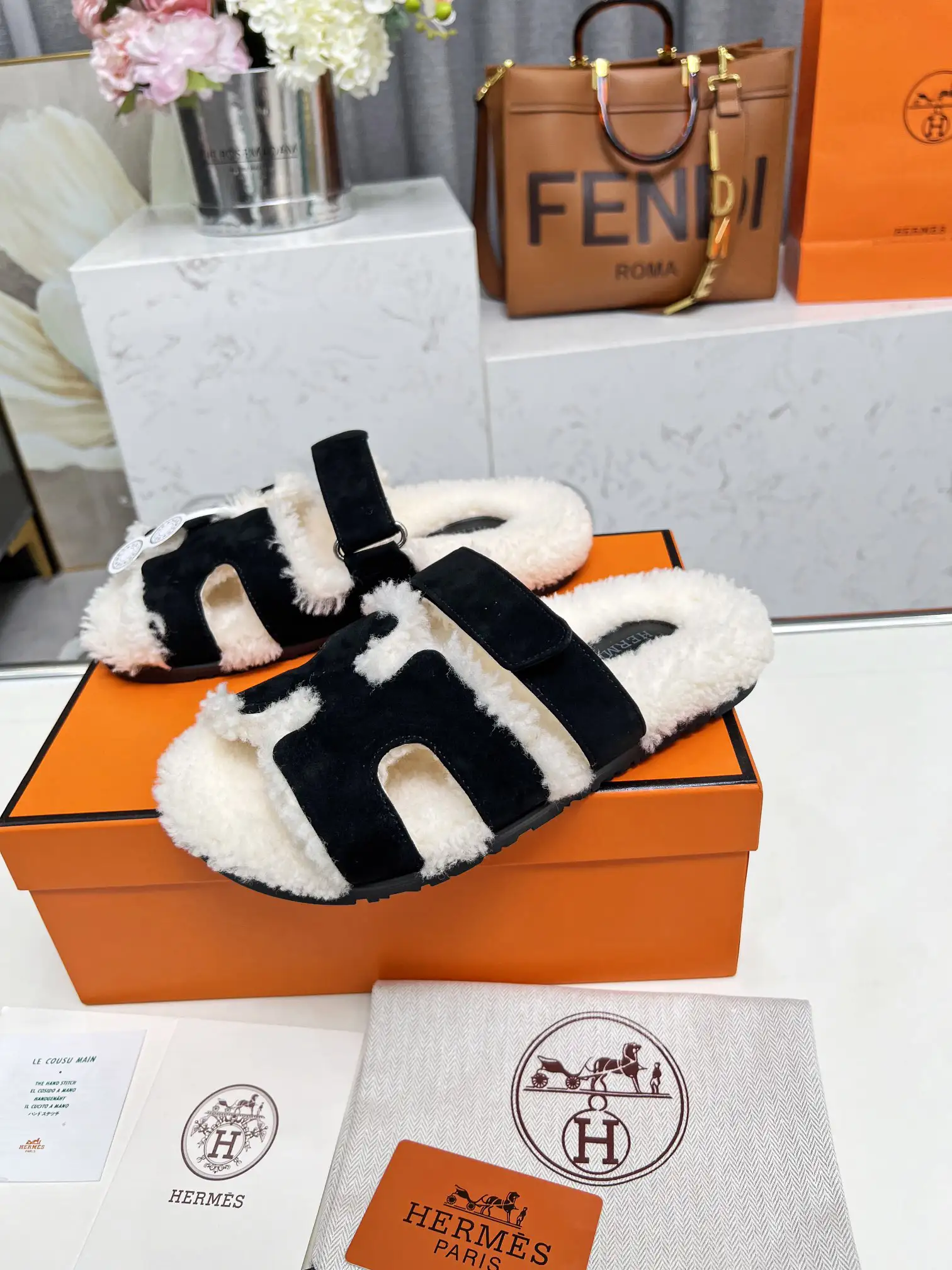 Women's Erjiu Plush Slippers image 1