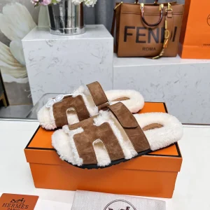 Women's Plush Slippers image 1