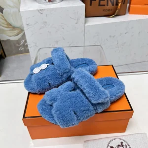 Women's Plush Slippers image 1