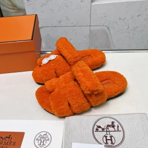 Women's Erjiu Plush Slippers image 1