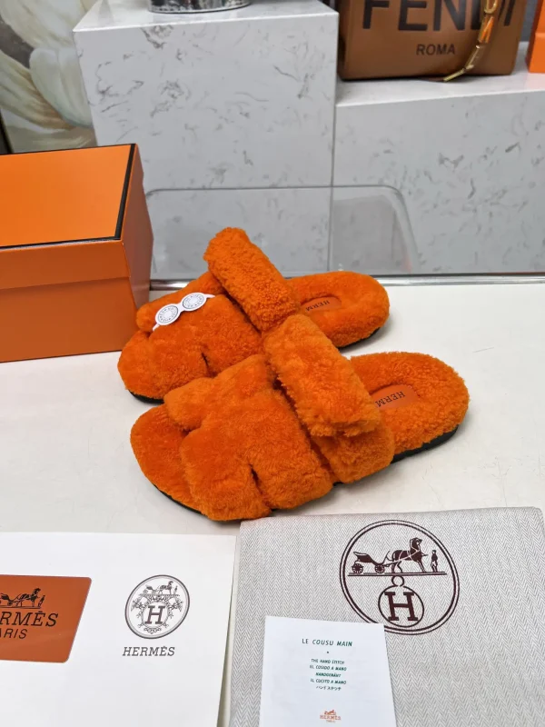 Women's Erjiu Plush Slippers image 1