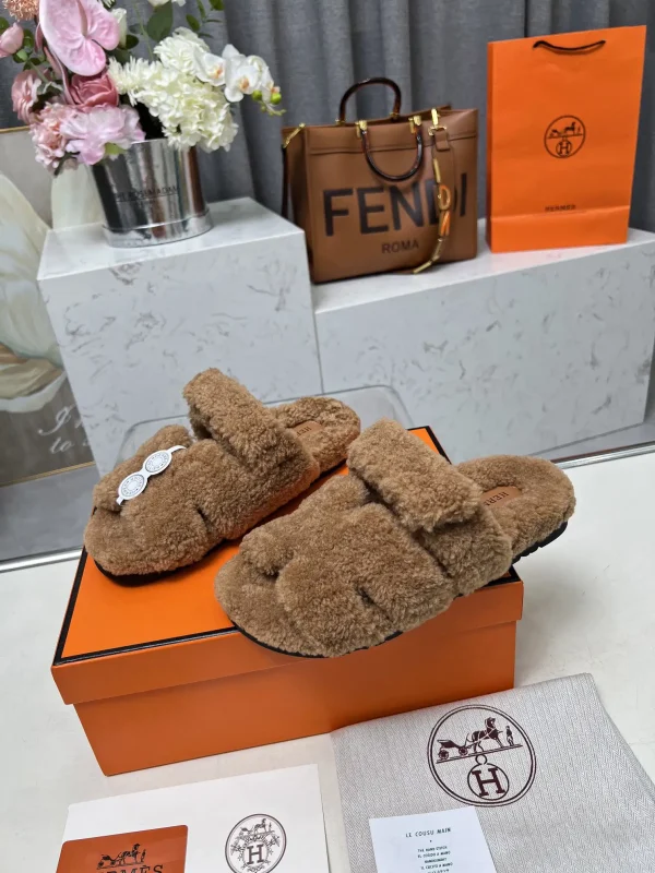 Erjiu Plush Slippers image 1