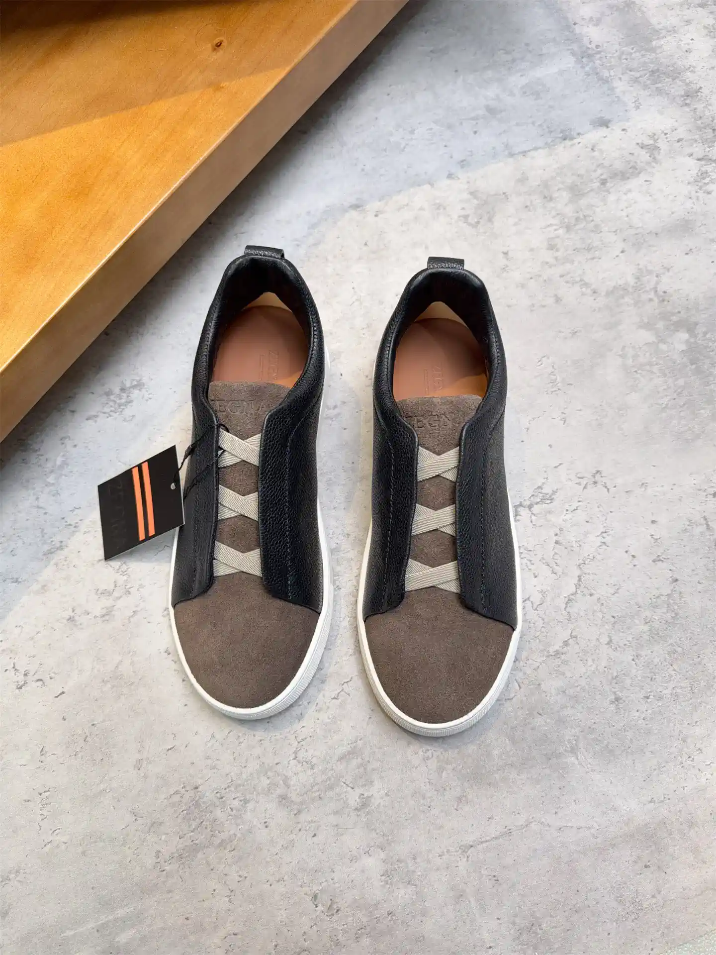Low-top Casual Sneakers image 1