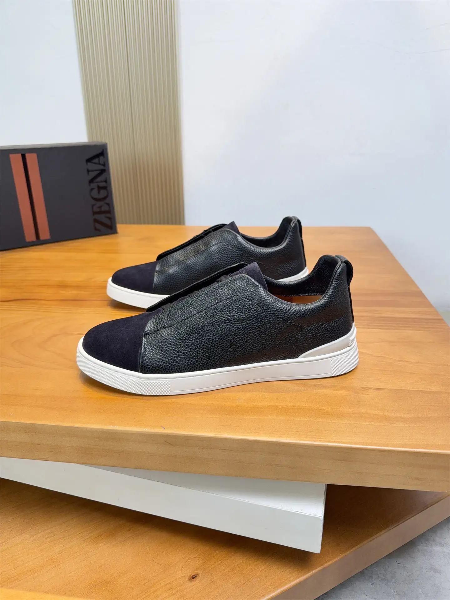 Low-top Casual Sneakers image 1