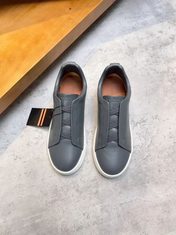 Low-top Casual Sneakers image 1