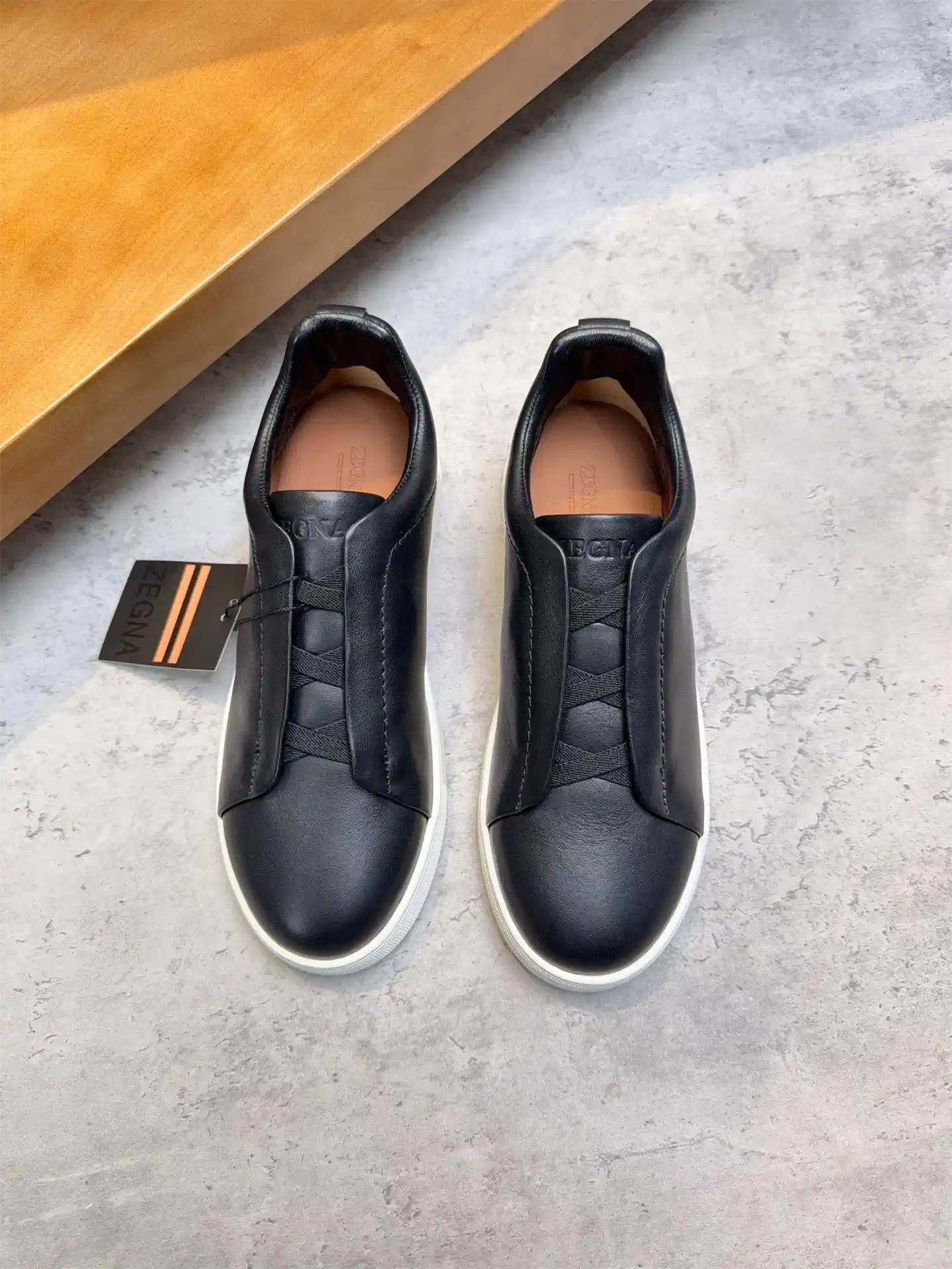 Low-top Casual Sneakers image 1