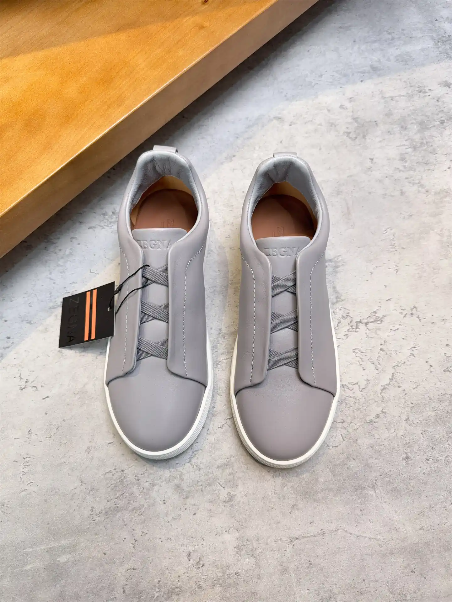 Low-top Casual Sneakers image 1