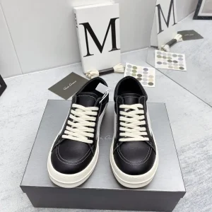 Classic Black Low-Top Casual Sneakers image 1