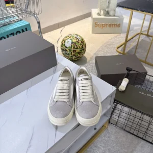 New Low-Top Casual Sneakers image 1