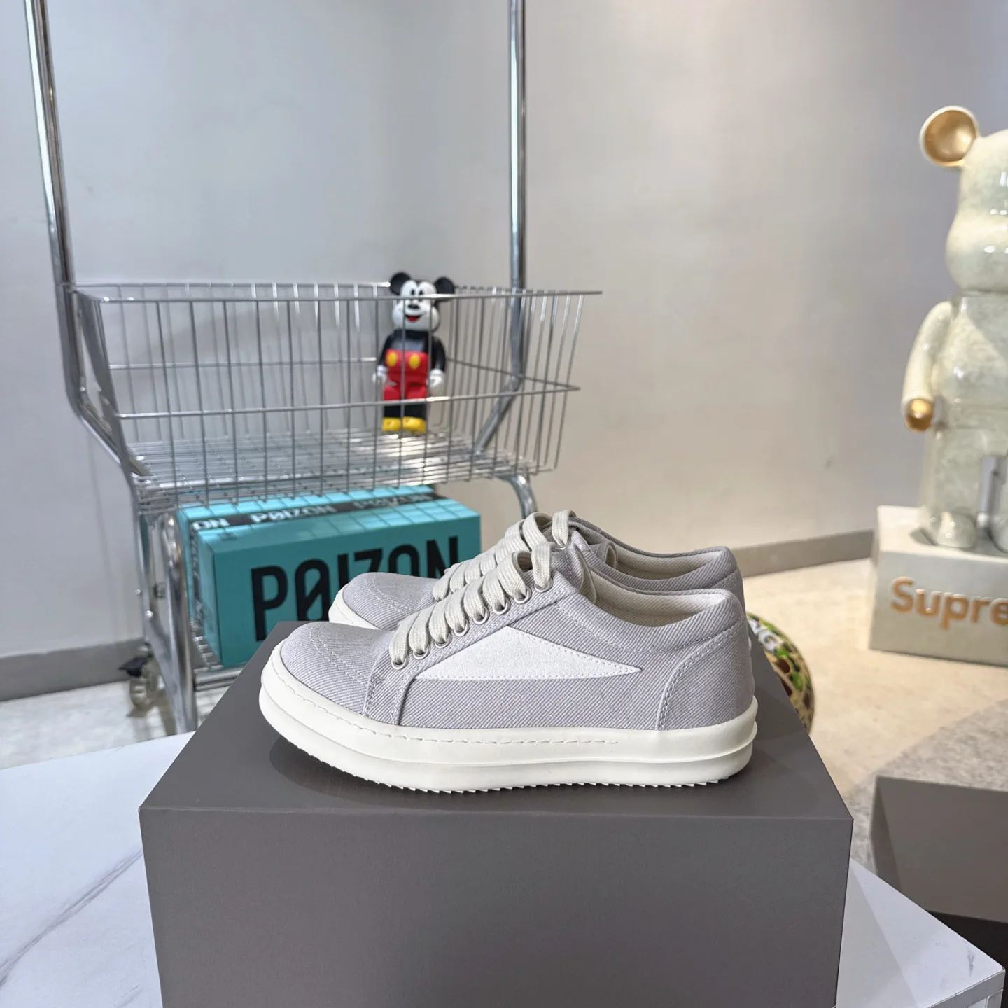 Low-Top Casual Sneakers image 1