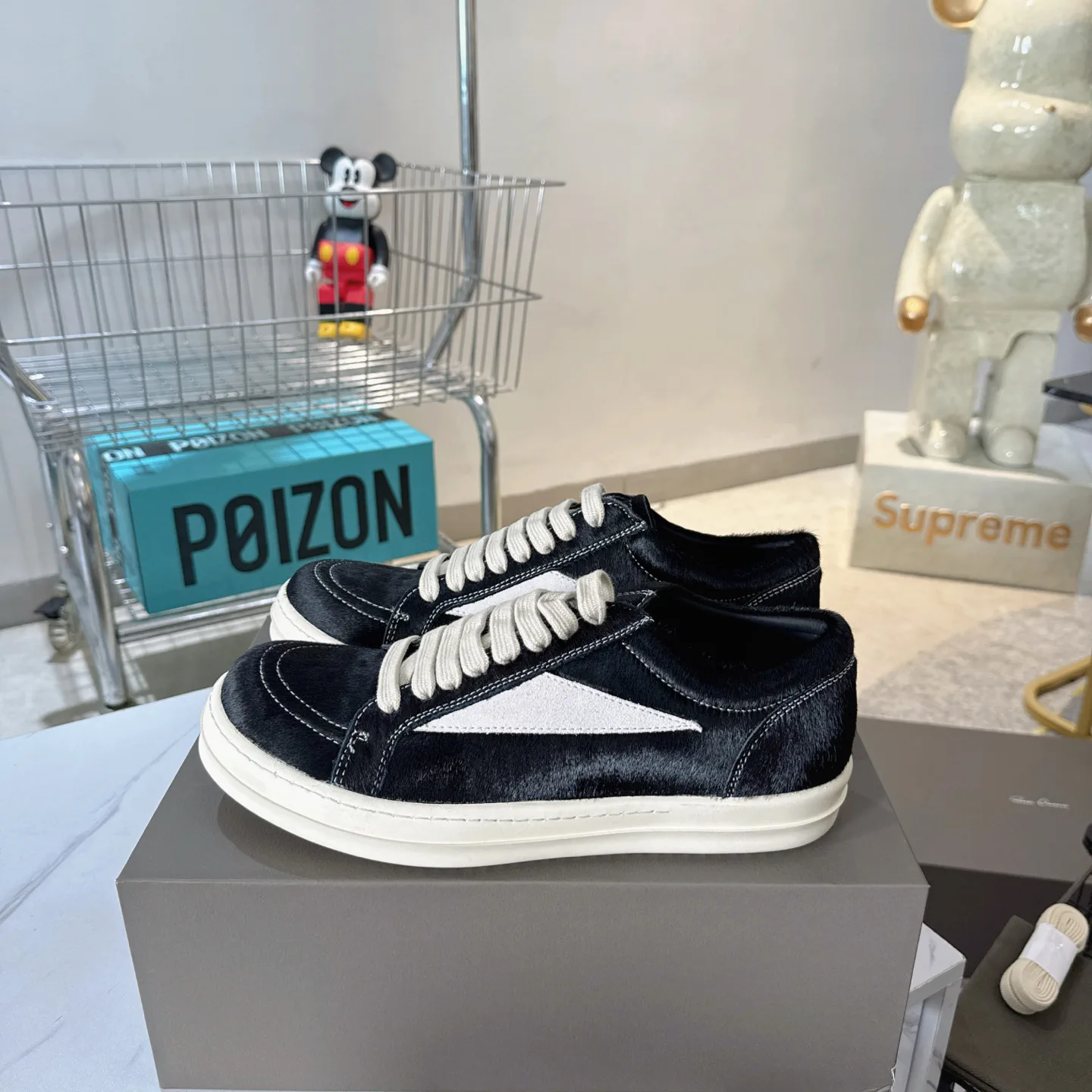 Low-Top Lace-Up Casual Sneakers image 1