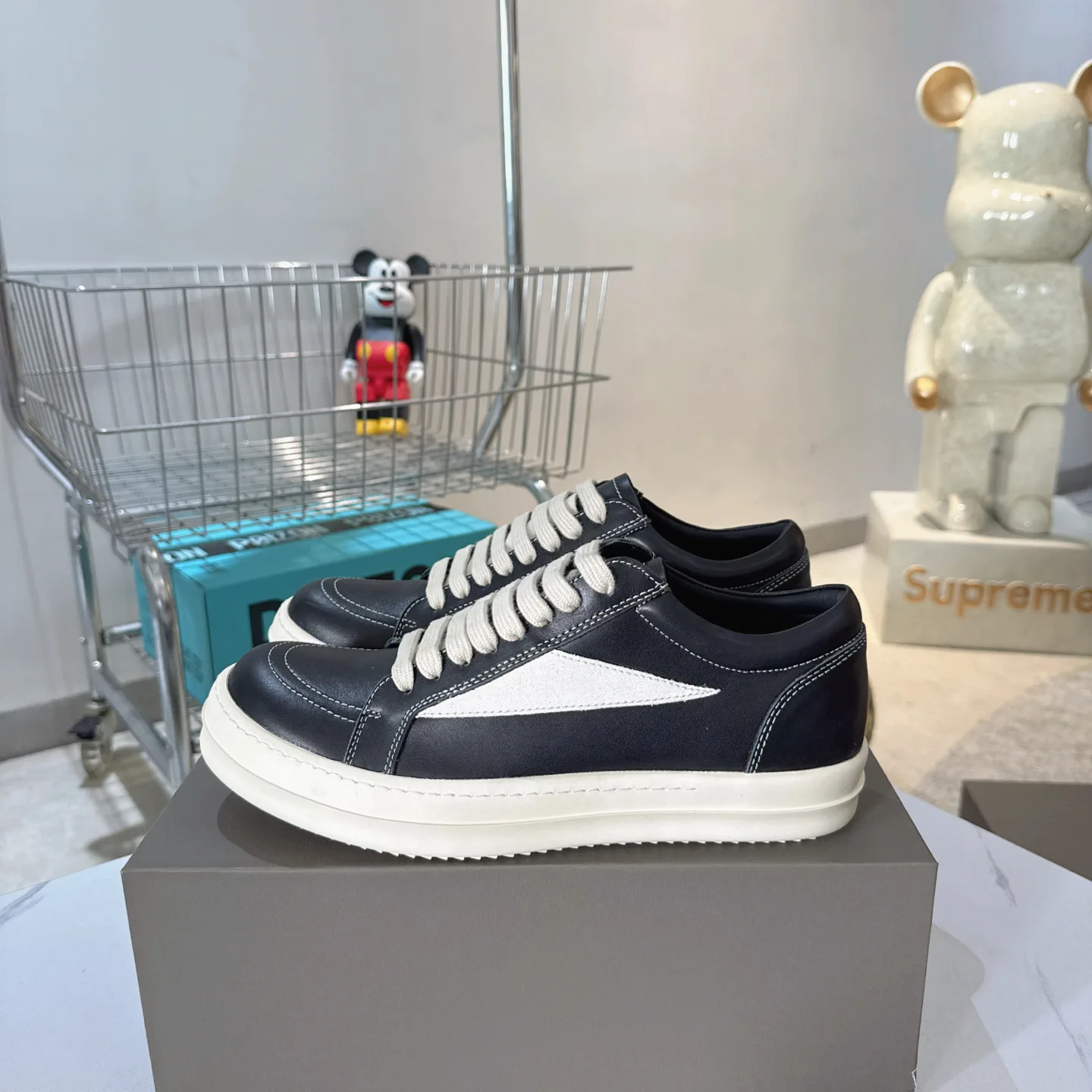 Low-Top Casual Leather Sneakers image 1