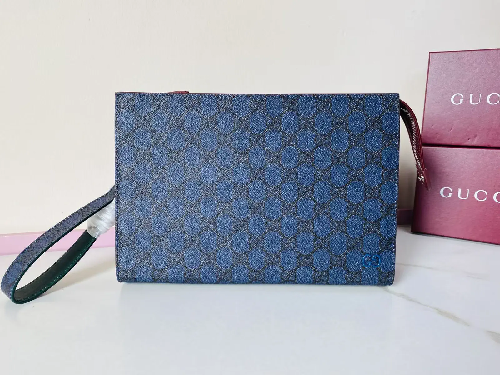 Gucci GG Supreme Small Clutch image 1