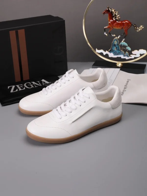 Men's Leather Casual Sneakers image 1