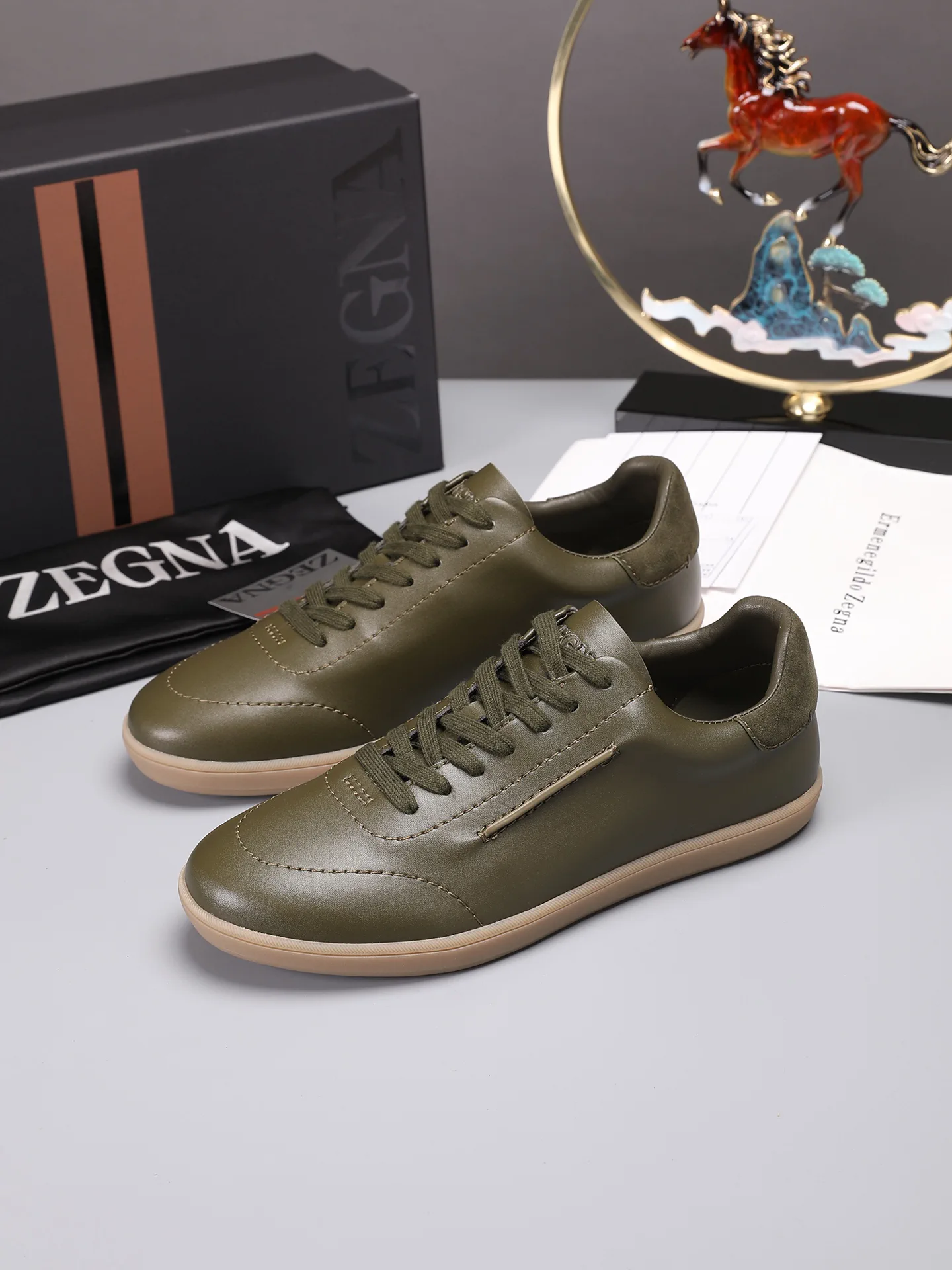 Men's Leather Casual Sneakers image 1