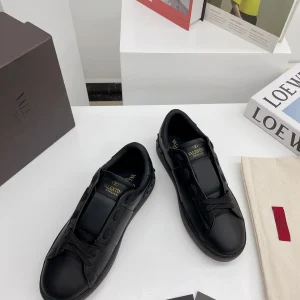 Low-Top Casual Sneakers image 1