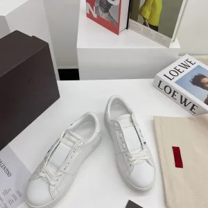 White Low-Top Casual Sneakers image 1