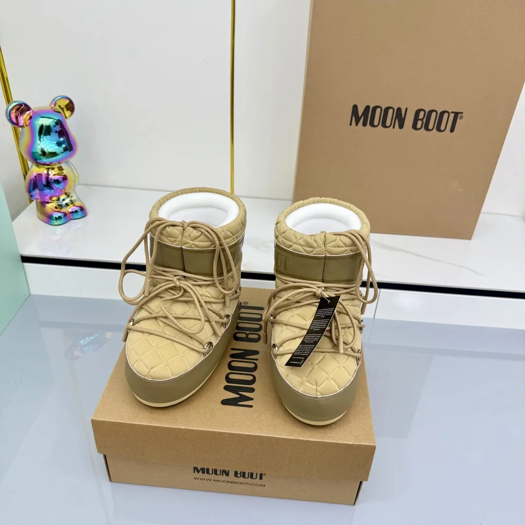 Quilted Lace-Up Short Snow Boots image 1