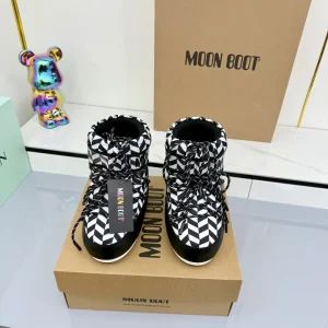 Chevron Pattern Short Snow Boots image 1