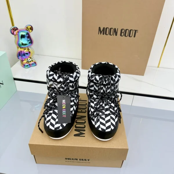 Chevron Pattern Short Snow Boots image 1