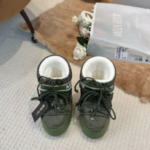 Green Waterproof Snow Boots with Fleece Lining image 1