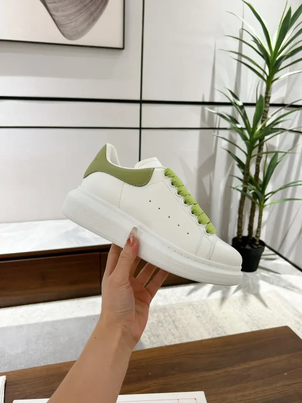 Classic Versatile White Casual Sneakers image 1