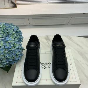 Black Leather Low-Top Casual Sneakers image 1