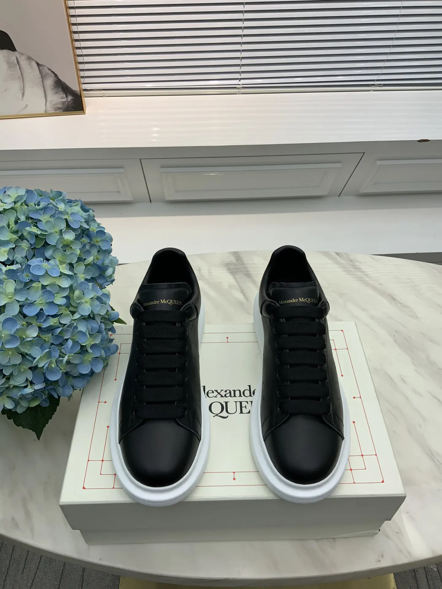 Black Leather Low-Top Casual Sneakers image 1