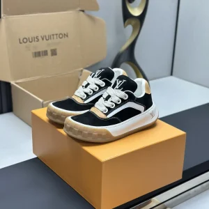Low-Top Casual Sneakers with Logo Accents image 1