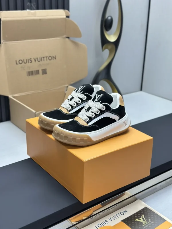 Low-Top Casual Sneakers with Logo Accents image 1