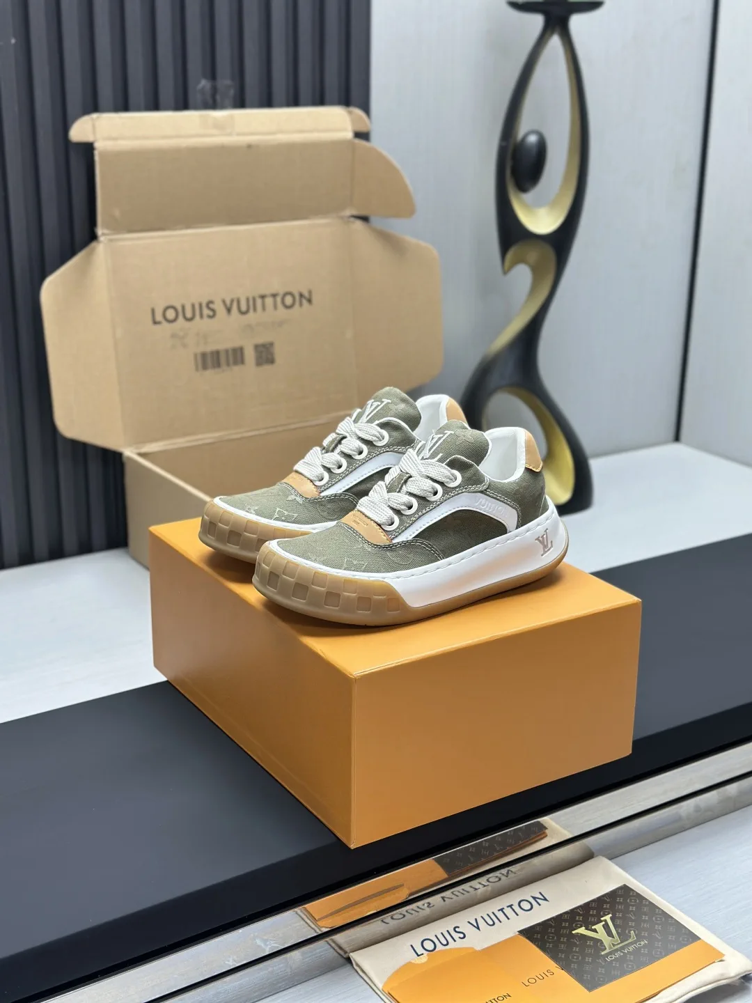 Low-Top Casual Sneakers image 1