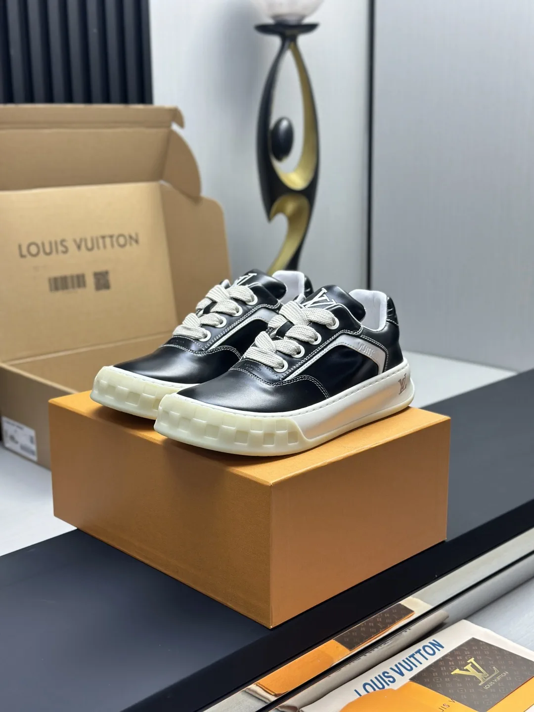 Black Leather Low-Top Casual Sneakers image 1