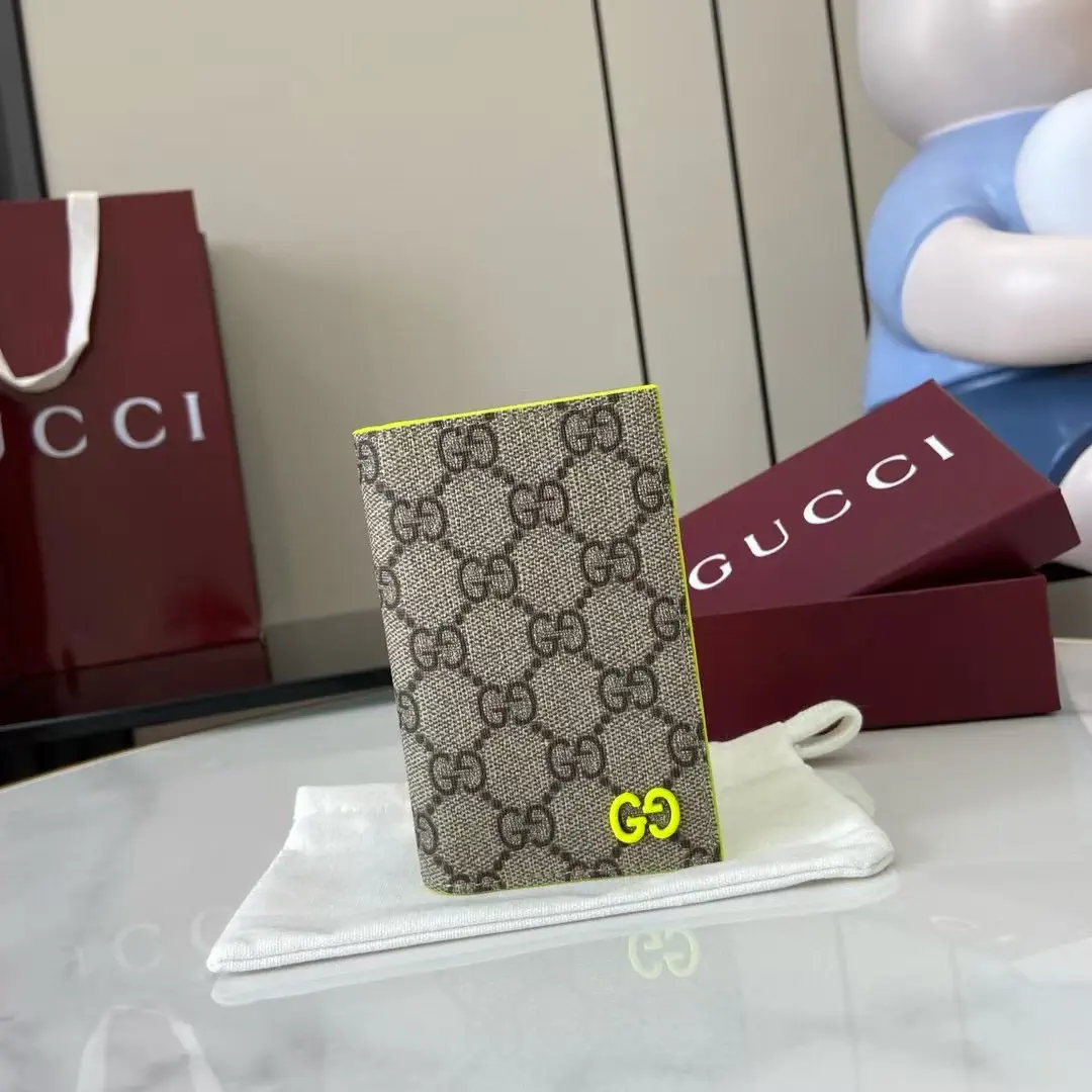 Gucci GG Supreme Card Holder with Neon Green Trim image 1