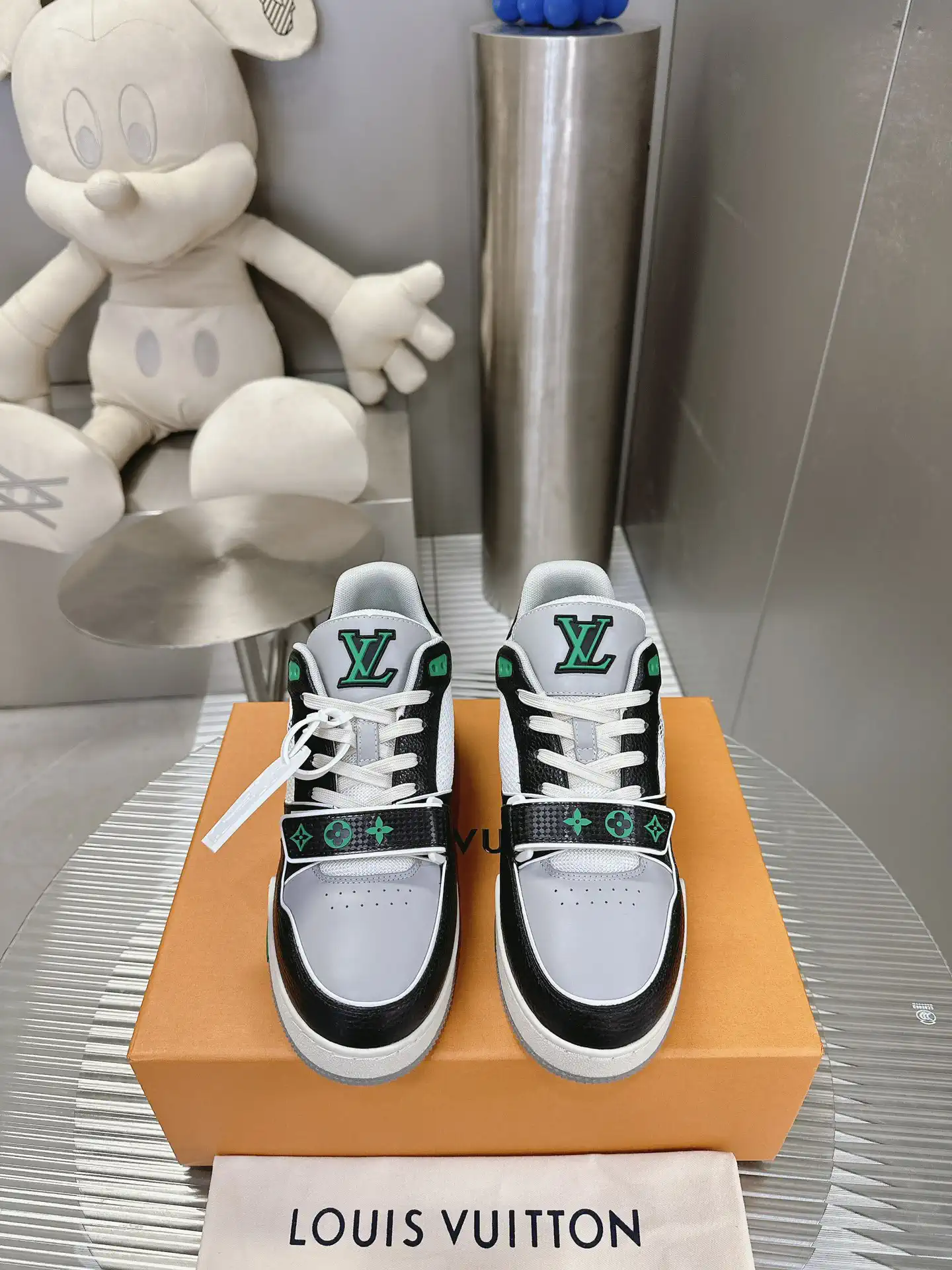 Low-top Sneakers image 1